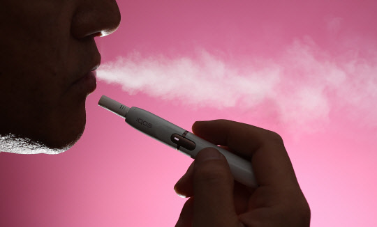 한국필립모리스가 권련형 전자담배 유해성을 지적한 식품의약품안전처를 상대로 1일 정보공개 소송을 제기했다. 한국필립모리스는 지난 6월 식약처가 발표한 '궐련형 전자담배 유해성 분석결과' 발표 근거가 되는 분석방법과 실험 데이터 등에 대한 정보공개를 요구했다. 그동안 필립모리스는 여러차례 기자간담회를 통해 "식약처는 유해물질 배출 단계에 대한 연구에 머물러 있다"고 지적하며 "식약처 자체 분석결과뿐만 아니라 많은 해외 연구결과를 정확하게 반영하지 못했다"면서 분석 결론에 대한 해명을 요구한 바 있다.